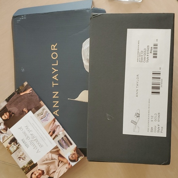 Anne Taylor Gold Leather Sandals size 9.5 - Picture 7 of 7